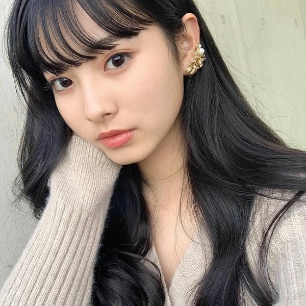 新女團MEOVV登場！王牌製作人Teddy打造，首位成員Ella Gross從小被封為「小Jennie」