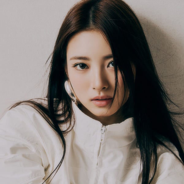 「MEOVV」成員介紹：王牌製作人Teddy打造新女團，Ella Gross從小被封為「小Jennie」