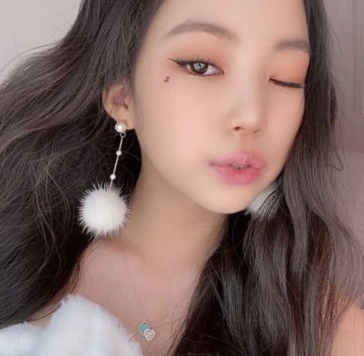 「MEOVV」成員介紹：王牌製作人Teddy打造新女團，Ella Gross從小被封為「小Jennie」