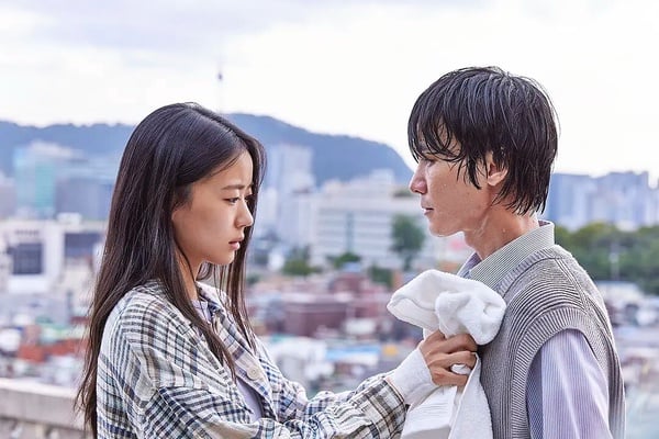 8部「一看就停不下來」Netflix韓劇!IU《德魯納酒店》百看不厭,第2、3部從頭精彩到尾
