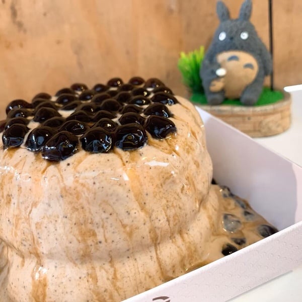 桃園美食甜點推薦1：王子神谷 第一間要介紹的是王子神谷日式厚鬆餅，主打平民版的舒芙蕾！平均一份不到130元，最貴也才155元！均為現點現做，因此會花費較久的時間製作，但能保證拿到的一定是最好吃的狀態～建議趕時間或是不想等的可以先打電話預約～舒芙蕾總共有6種品項，還有其他飲料、小點心跟泡芙，價格也是十分平價。