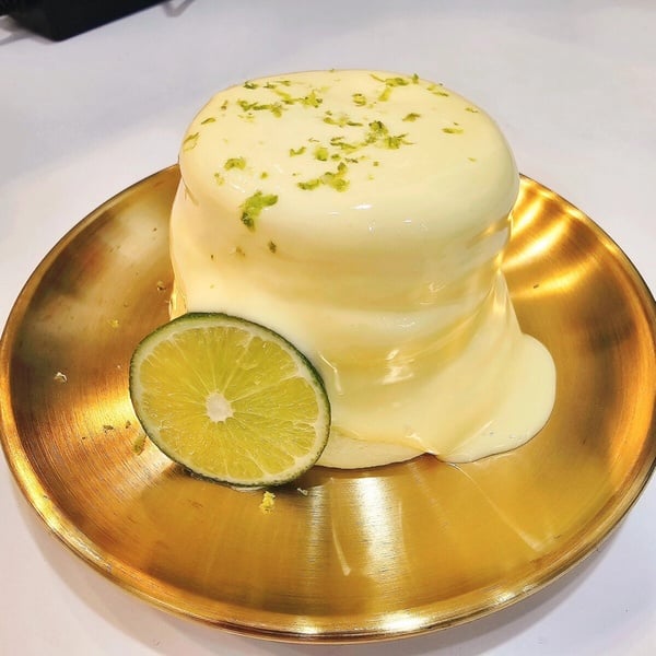 桃園美食甜點推薦1：王子神谷 第一間要介紹的是王子神谷日式厚鬆餅，主打平民版的舒芙蕾！平均一份不到130元，最貴也才155元！均為現點現做，因此會花費較久的時間製作，但能保證拿到的一定是最好吃的狀態～建議趕時間或是不想等的可以先打電話預約～舒芙蕾總共有6種品項，還有其他飲料、小點心跟泡芙，價格也是十分平價。