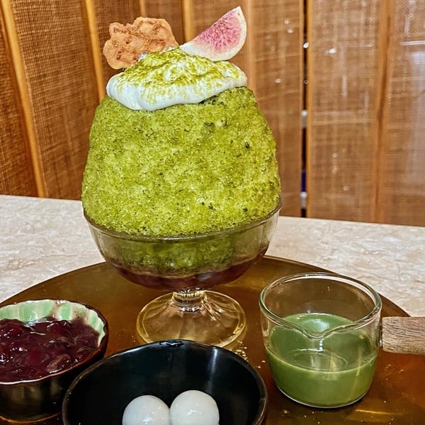 桃園美食甜點推薦6：季風沙丘 季風沙丘位於濱海步道附近，吹著海風，吃著冰，好不愜意呀！季風沙丘店面空間非常大，經過重新裝潢後變得更加吸引人！餐點跟冰品都十分用心在製作，食材也是用料扎實，價格偏高，但非常物超所值~餐點附餐相當豐盛！