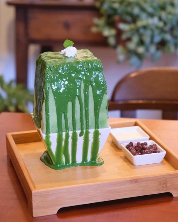 桃園美食甜點推薦9：Ｇarden313 Ｇarden313乍看之下是間咖啡廳，其實內有隱情！Ｇarden313是以浮誇又華麗的冰磚聞名，很特殊的是老闆們不是廚師也不是餐飲相關人員，而是花藝師！Ｇarden313是花居樂開的第二間分店，與花居樂不同的是，Ｇarden313的風格非常的森林系！而花居樂則是沉浸在花海裡吃冰。