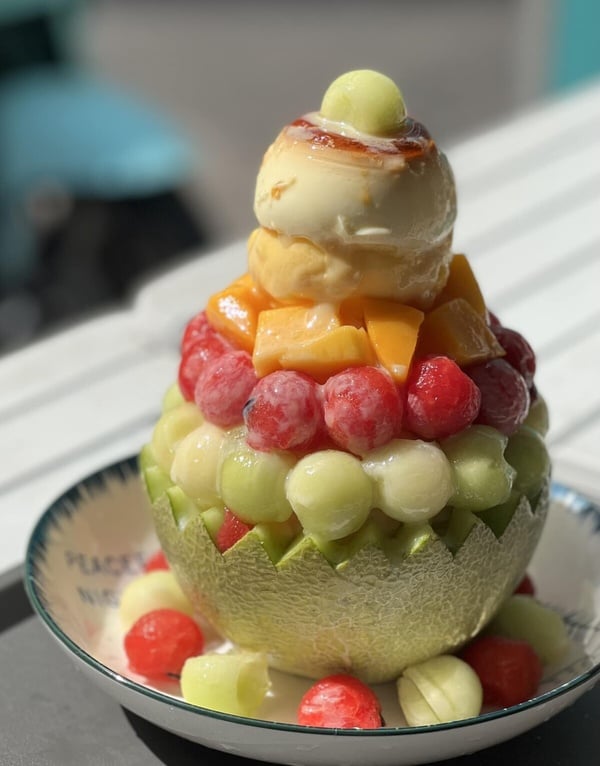 桃園美食甜點推薦10：盛夏冰菓室 冰界金字塔，最浮誇的101水果冰塔就在盛夏冰菓室！盛夏冰菓室的店面看起來似乎平平無奇，但在炎炎夏天盛夏冰菓室可是許多人的救～冰品口味及種類眾多，還有適合2~3人分食，吸睛又特別的水果冰塔！容器是用哈密瓜的外殼切成鋸齒狀，接著使用浮誇多量的水果裝飾，加上冰淇淋與布丁，最後淋上邪惡煉乳的組合，深受眾人喜愛！