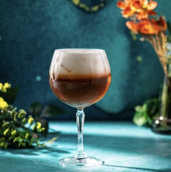 UG飲料：茶花紅烏龍奶茶，以山茶花薰製的紅烏龍茶搭配特調牛奶，香醇順口