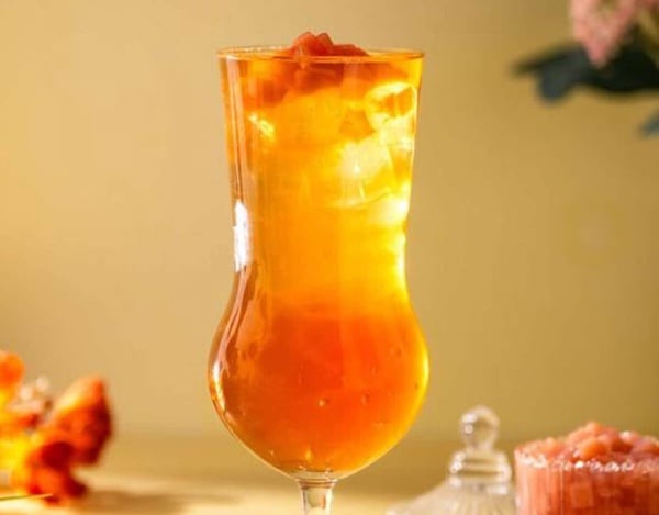 UG飲料：蜜桃紅烏龍，山茶花紅烏龍茶搭配蜜桃和柚子香氣，加上紅烏龍茶凍，口感豐富