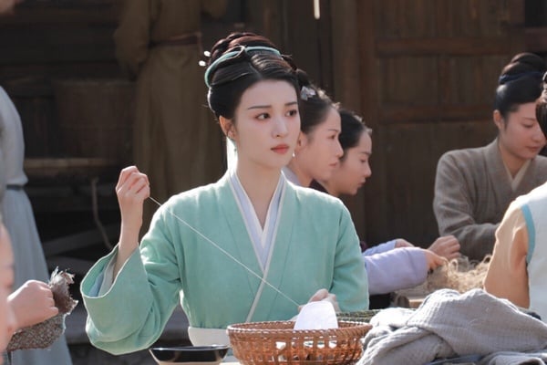 古裝劇《柳舟記》9演員穿時裝！王楚然172cm「撞衫迪麗熱巴」竟沒輸，還藏《贅婿》美人