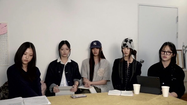NewJeans事件懶人包：成員無預警YT頻道直播，向HYBE喊話「讓ADOR恢復原來的模樣」！