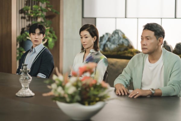網議《媽媽朋友的兒子》《淚之女王》相似處：媽媽都偏心生過病的兒子，女主都罹患癌症
