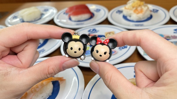 迪士尼在藏壽司!藏壽司X迪士尼「Tsum Tsum」扭蛋全13款,再送三眼怪插手枕!