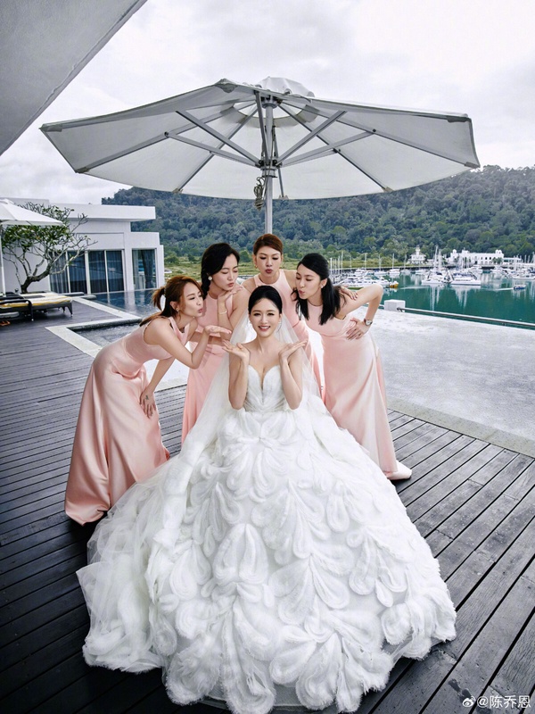 陳喬恩結婚讓人重新相信愛情！夢幻婚紗＋婚戒來自這些品牌，連求婚戒都是Cartier！