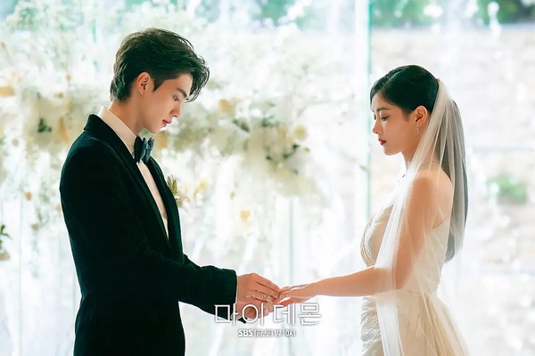 韓劇超貴婚嫁珠寶!《媽媽朋友的兒子》丁海寅求婚手鐲40萬,《淚之女王》金智媛鑽戒更狂
