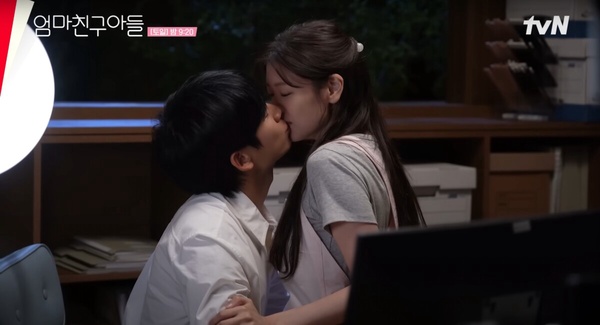 《媽媽朋友的兒子》花絮比正片還甜!庭沼珉主動加吻戲,丁海寅吻完庭沼珉意猶未盡舔嘴唇