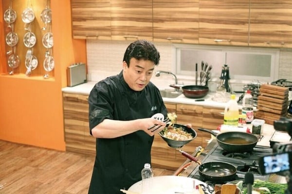 《黑白大廚》白種元10件事：曾負債17億、演員老婆超漂亮，來台灣最愛吃「這些」！