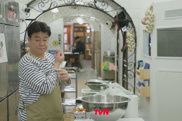 《黑白大廚》白種元10件事：曾負債17億、演員老婆超漂亮，來台灣最愛吃「這些」！