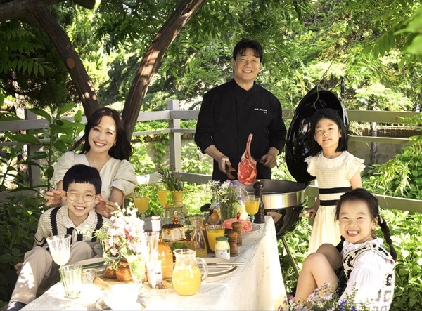 《黑白大廚》白種元10件事：曾負債17億、演員老婆超漂亮，來台灣最愛吃「這些」！