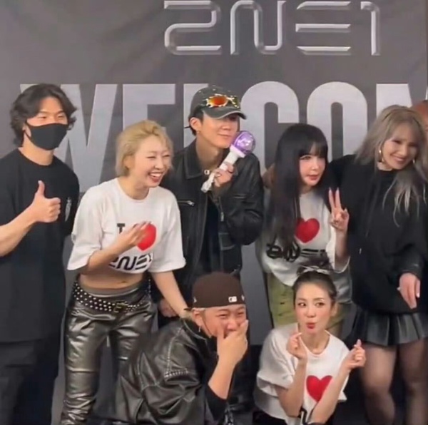 2NE1首爾場演唱會大成功！YG FAMILY重聚、盤點到場支持的藝人們