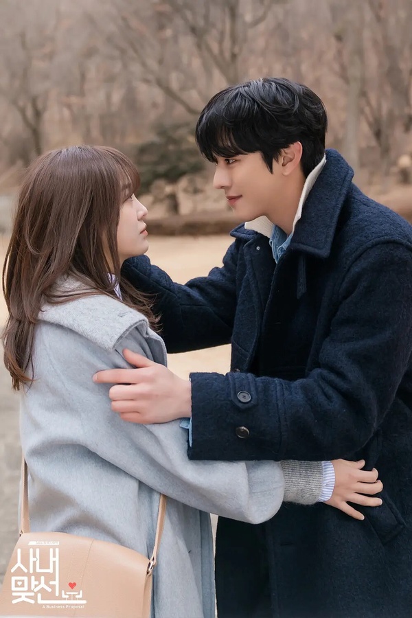 《媽媽朋友的兒子》不夠精彩？8部「一追上癮」Netflix愛情韓劇，這部被封愛情劇天花板