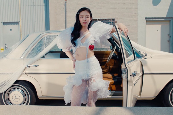 盤點Jennie新曲《Mantra》中的5台豪車+造型
