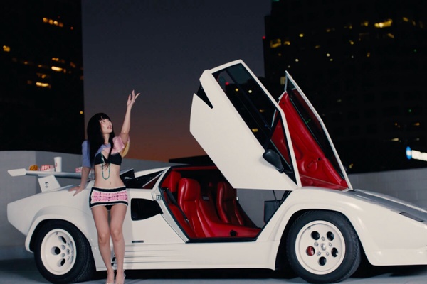 盤點Jennie新曲《Mantra》中的5台豪車+造型