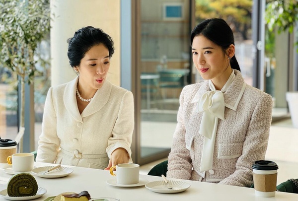 《正年》鄭恩彩n件事!《安娜》爆紅被讚「最美千金」,橫掃新人獎卻成第三者遭撻伐?