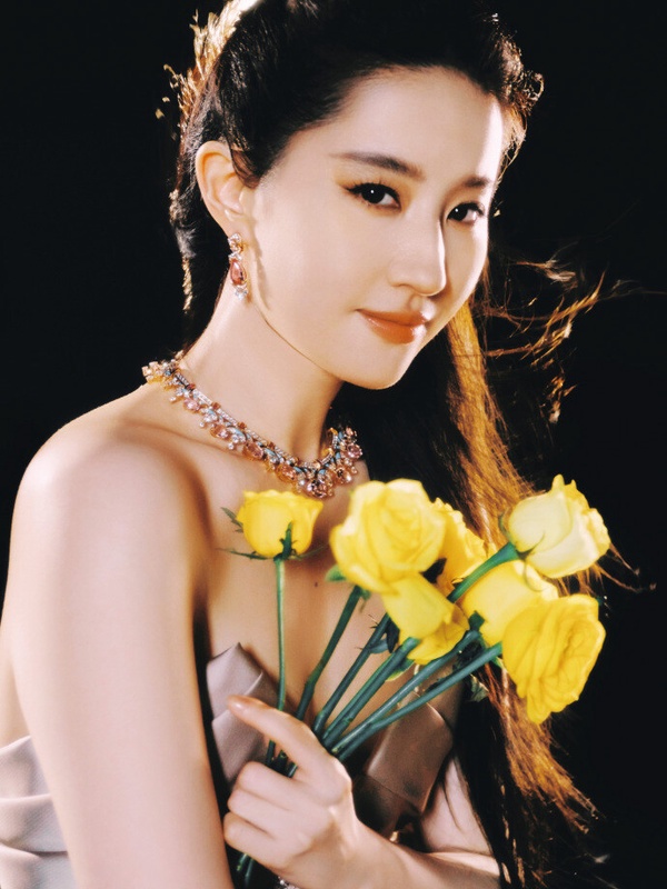 15位陸劇女星紅毯造型！《玫瑰的故事》劉亦菲美成仙女，虞書欣進步了，換趙露思被嘲？