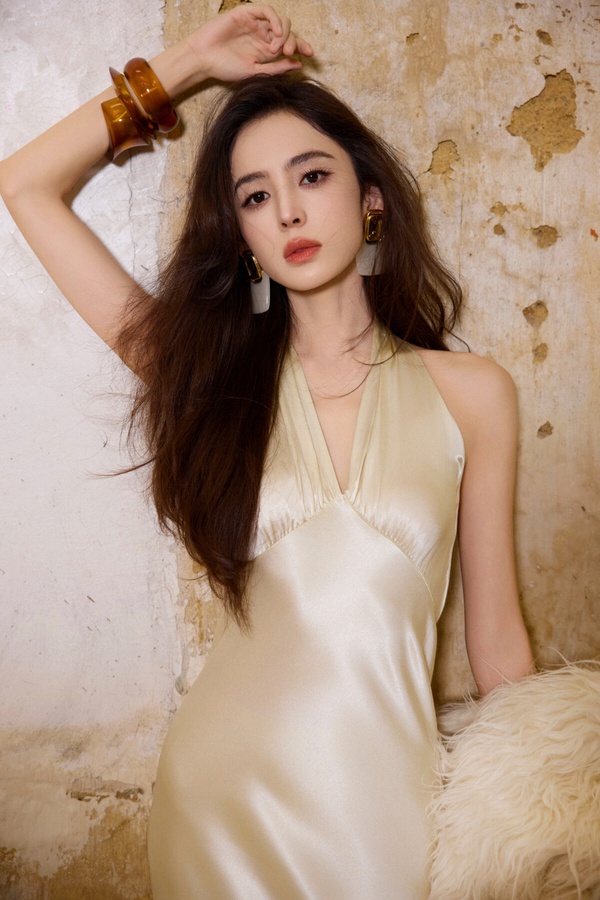 15位陸劇女星紅毯造型！《玫瑰的故事》劉亦菲美成仙女，虞書欣進步了，換趙露思被嘲？