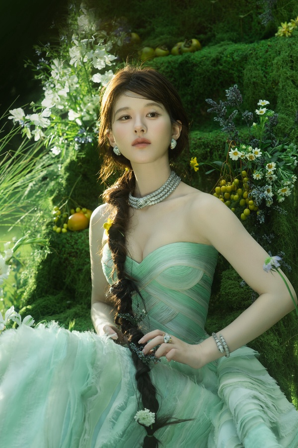 15位陸劇女星紅毯造型！《玫瑰的故事》劉亦菲美成仙女，虞書欣進步了，換趙露思被嘲？