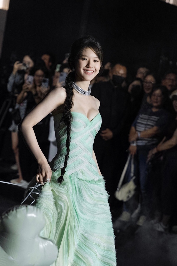 15位陸劇女星紅毯造型！《玫瑰的故事》劉亦菲美成仙女，虞書欣進步了，換趙露思被嘲？