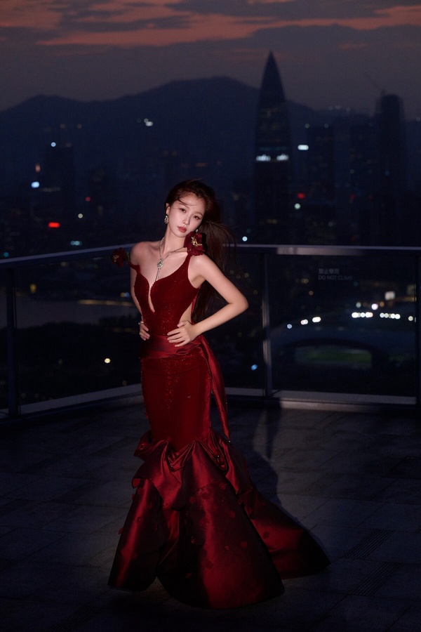 15位陸劇女星紅毯造型！《玫瑰的故事》劉亦菲美成仙女，虞書欣進步了，換趙露思被嘲？