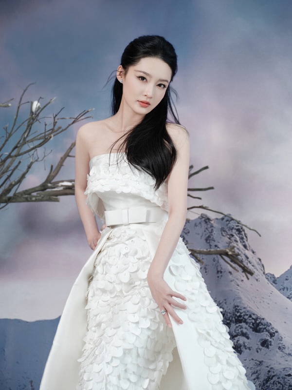 15位陸劇女星紅毯造型！《玫瑰的故事》劉亦菲美成仙女，虞書欣進步了，換趙露思被嘲？