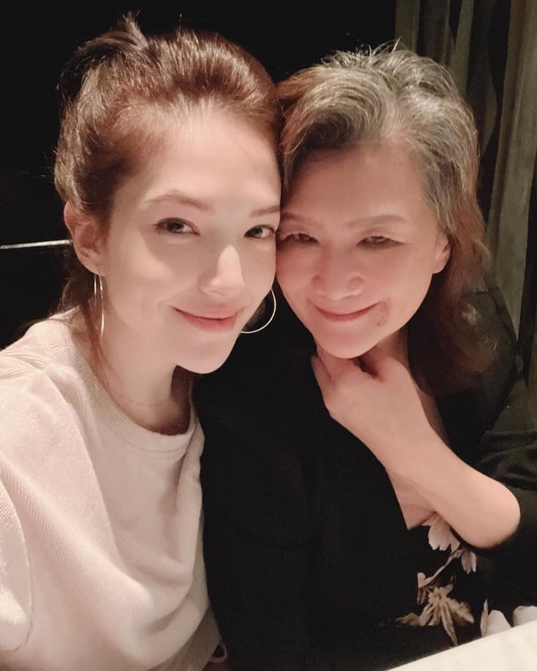 不是白富美！揭秘金鐘影后許瑋甯，2歲被爸拋棄，富家女專業戶，卻因混血臉一度沒戲拍