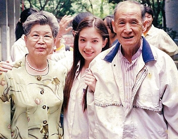 不是白富美！揭秘金鐘影后許瑋甯，2歲被爸拋棄，富家女專業戶，卻因混血臉一度沒戲拍