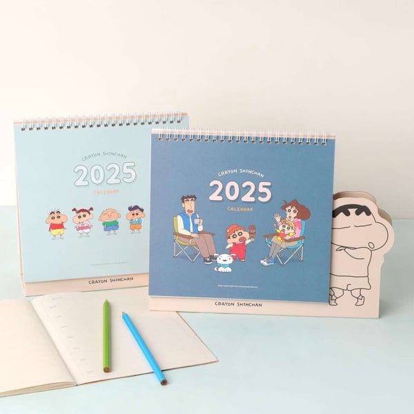 7-11「蠟筆小新周邊」新登場！鱷魚餅乾收納箱、2025桌曆、小新翻頁書燈、飲料杯套必收