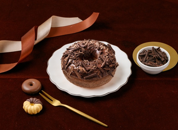 巧克力控開吃！Mister Donut 聯名金牌Cona‘s妮娜推巧克力甜甜圈，再享買6送3優惠