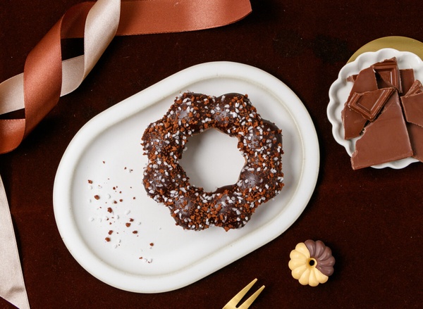 巧克力控開吃！Mister Donut 聯名金牌Cona‘s妮娜推巧克力甜甜圈，再享買6送3優惠