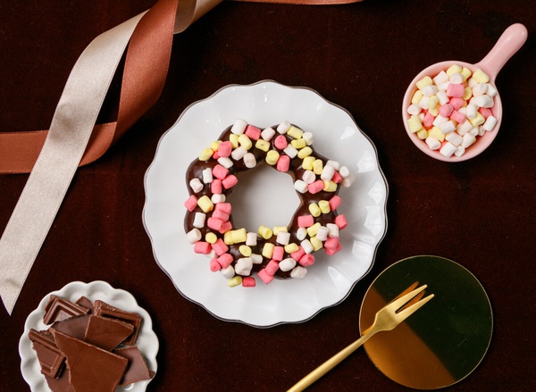 巧克力控開吃！Mister Donut 聯名金牌Cona‘s妮娜推巧克力甜甜圈，再享買6送3優惠