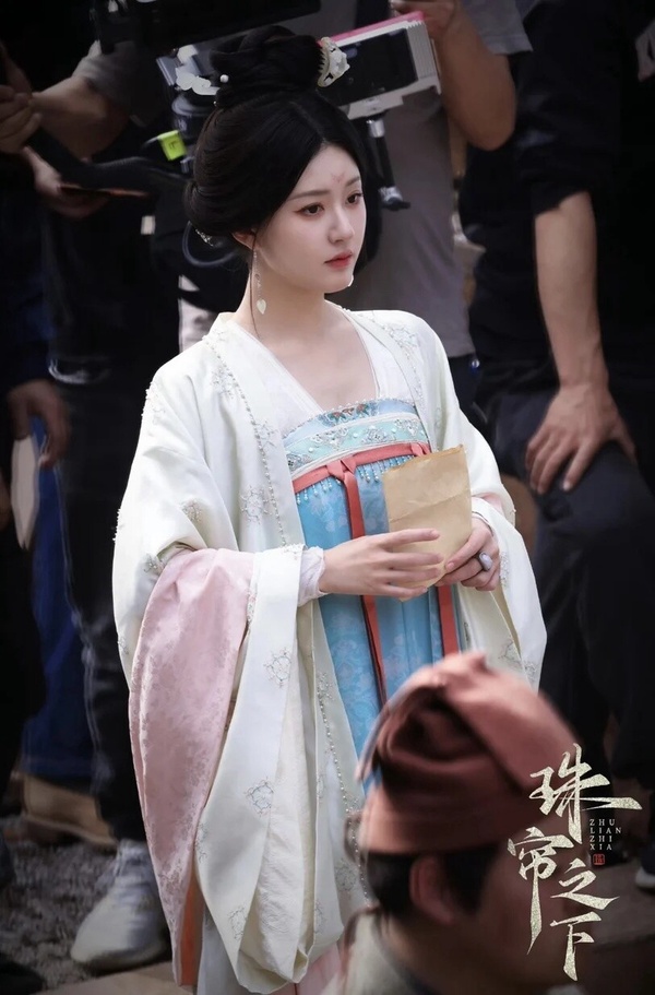 陸劇《珠簾玉幕》趙露思邂逅霸氣商人劉宇寧，5套造型從採珠少女逆襲一代女商人！