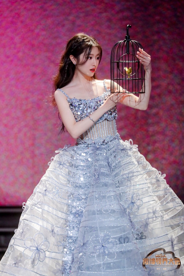 12位陸劇95花紅毯比美!《永夜星河》虞書欣再槓上《珠簾玉幕》趙露思，最後2位輕鬆贏了
