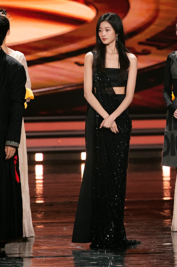 12位陸劇95花紅毯比美!《永夜星河》虞書欣再槓上《珠簾玉幕》趙露思，最後2位輕鬆贏了