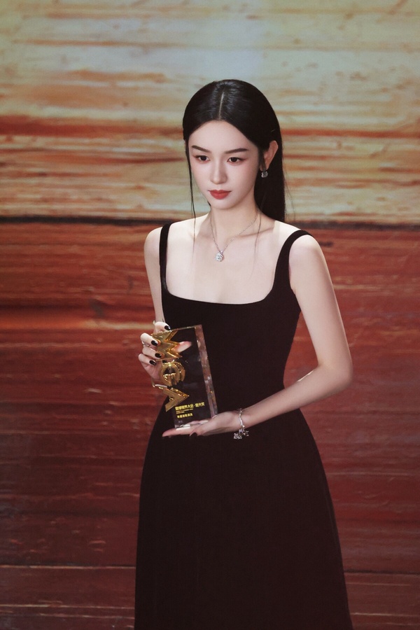 12位陸劇95花紅毯比美!《永夜星河》虞書欣再槓上《珠簾玉幕》趙露思，最後2位輕鬆贏了