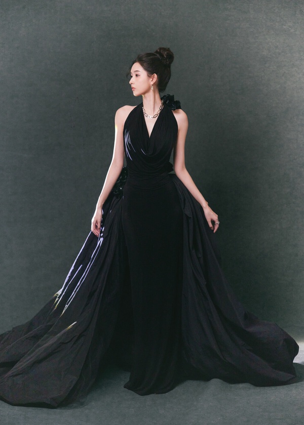 12位陸劇95花紅毯比美!《永夜星河》虞書欣再槓上《珠簾玉幕》趙露思，最後2位輕鬆贏了
