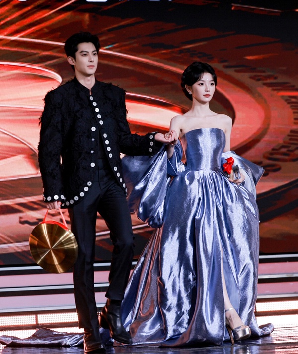 12位陸劇95花紅毯比美!《永夜星河》虞書欣再槓上《珠簾玉幕》趙露思，最後2位輕鬆贏了