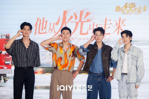 唐曉天、黃景瑜，王子奇、張凌赫《他從火光中走來》劇照，185男團高挑身材引人注目。