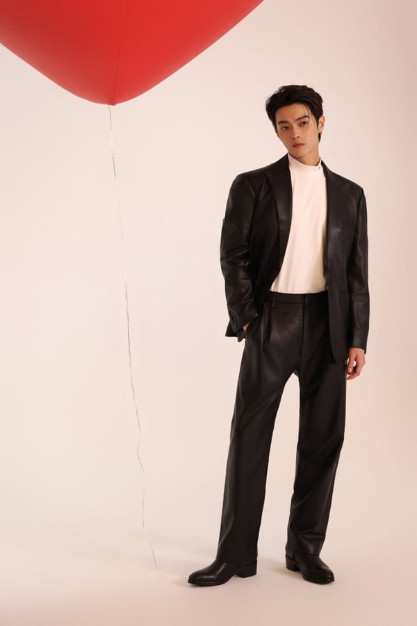 許凱身高187cm，展現男星的修長身材與帥氣魅力