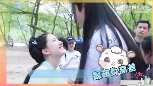 李宏毅和趙露思在《天雷一部之春花秋月》的逗趣互動，身高差成話題