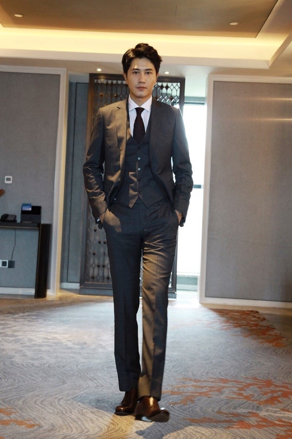 彭冠英192cm，擁有令人稱羨的大長腿，是陸劇中少見的高個子男星