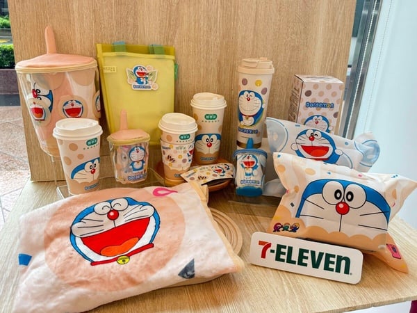 7-11「多啦A夢 X CITY TEA」夢幻聯名！限定飲品、周邊必收，再推香蕉牛奶霜淇淋新吃法