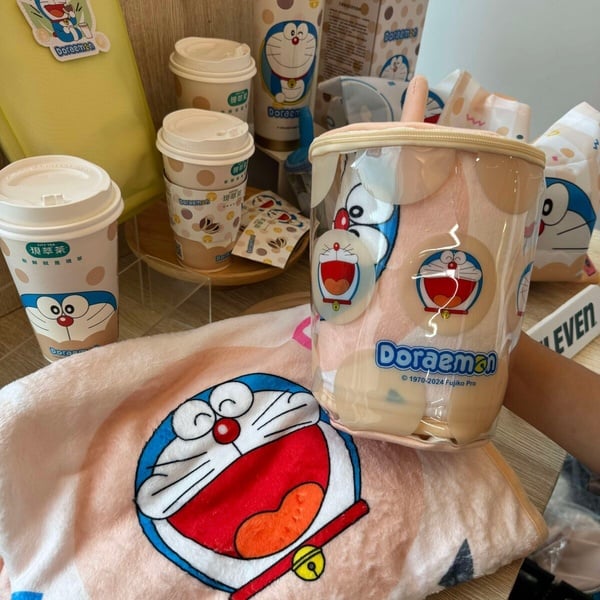 7-11「多啦A夢 X CITY TEA」夢幻聯名！限定飲品、周邊必收，再推香蕉牛奶霜淇淋新吃法